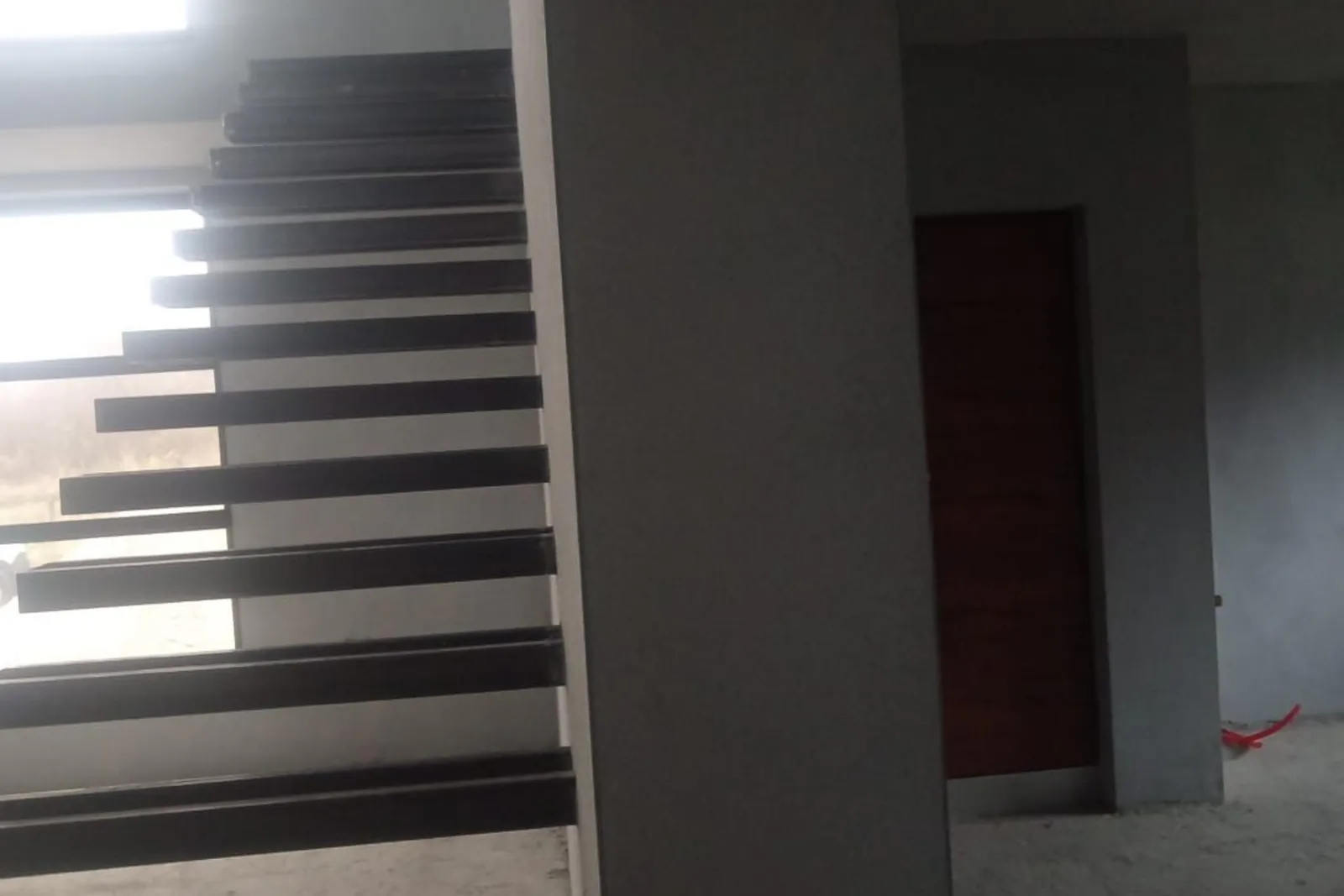 Strojno žbukanje stropa u prostoru